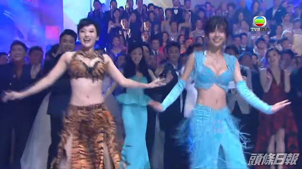 張秀文（右）好性感。